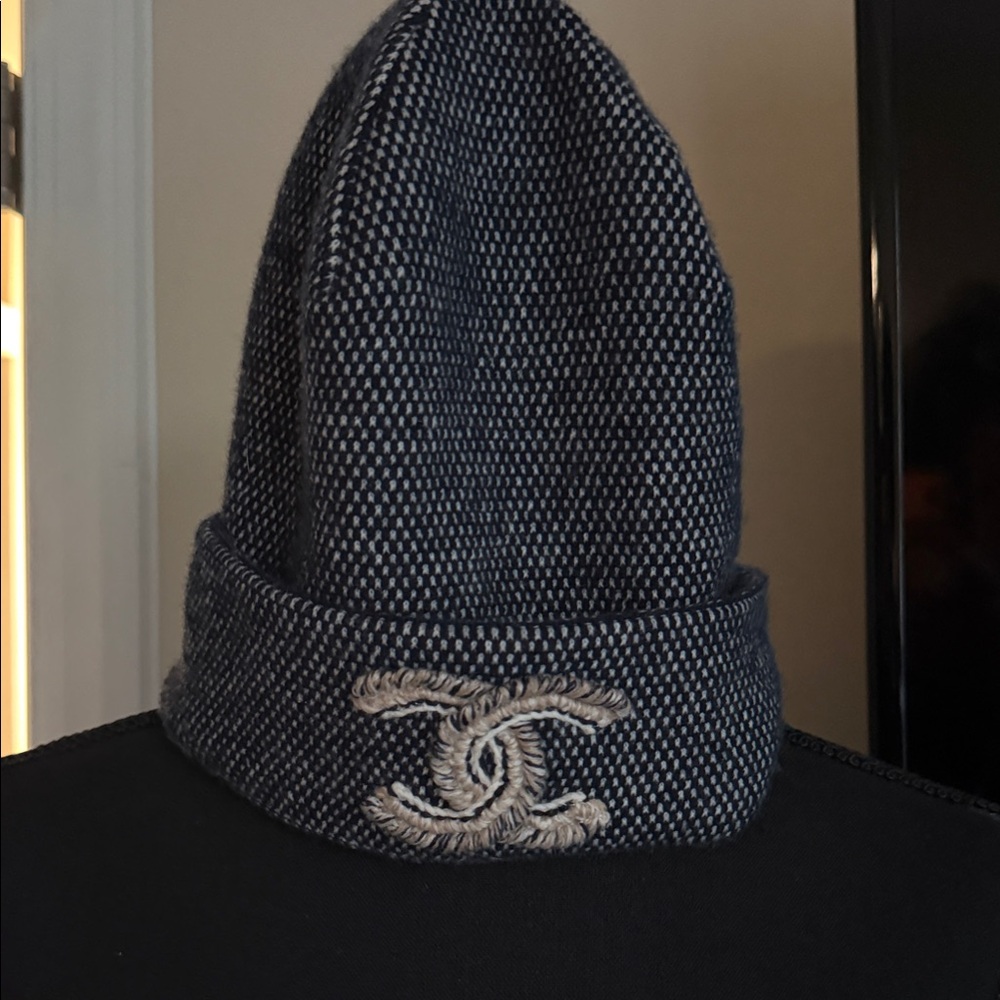 CHANEL Navy & cream cashmere Hat